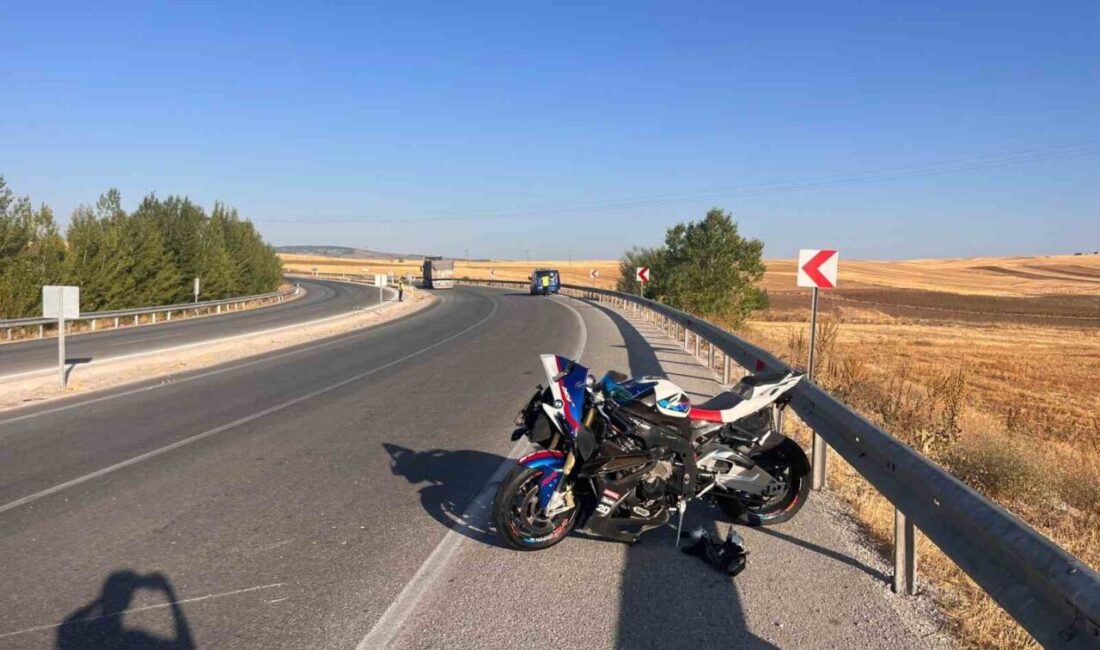 Alaca'da motosiklet refüje çarparak düşen Yafes M., metrelerce sürüklendi ve