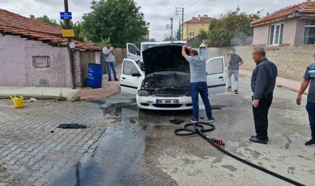 Çorum'un Alaca ilçesinde otomobilin motor kısmında çıkan yangın, itfaiye ekipleri