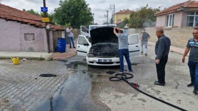 Çorum'un Alaca ilçesinde otomobilin motor kısmında çıkan yangın, itfaiye ekipleri