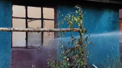 Çorum'un Osmancık ilçesinde çıkan yangın, Osmancık Belediyesi itfaiye ekipleri tarafından
