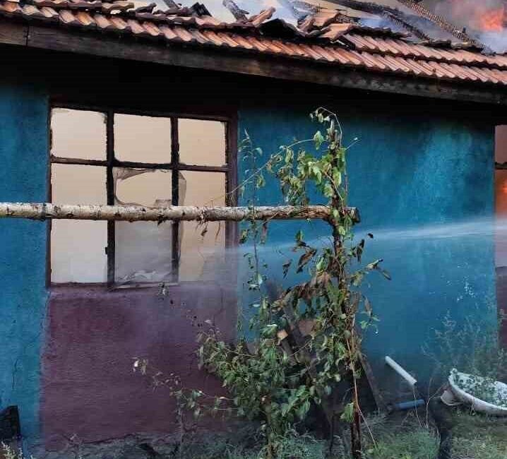 Çorum'un Osmancık ilçesinde çıkan yangın, Osmancık Belediyesi itfaiye ekipleri tarafından