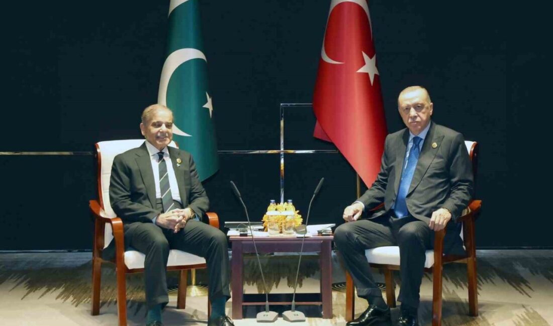 Cumhurbaşkanı Recep Tayyip Erdoğan, Pakistan Başbakanı Şahbaz Şerif ile Çin'de