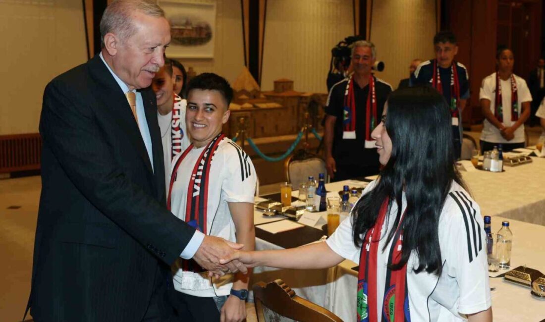 Cumhurbaşkanı Recep Tayyip Erdoğan, Yüksekovaspor Kadın Futbol Takımı'nı kabul ederek,