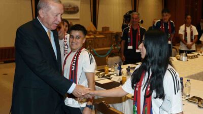 Cumhurbaşkanı Recep Tayyip Erdoğan, Yüksekovaspor Kadın Futbol Takımı'nı kabul ederek,
