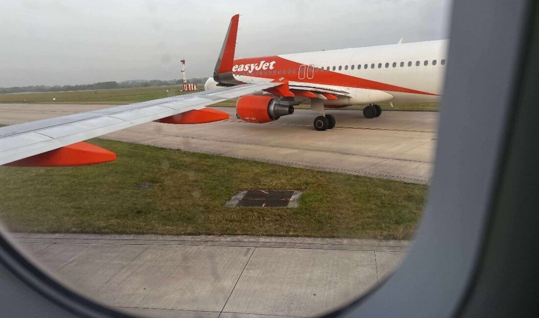 Manchester Havalimanı’nda EasyJet’e ait iki yolcu uçağı kanat uçlarından çarpıştı.