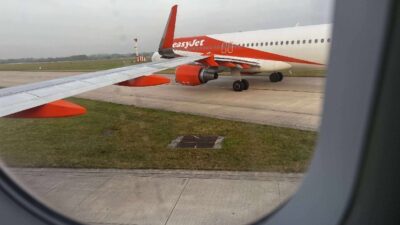 Manchester Havalimanı’nda EasyJet’e ait iki yolcu uçağı kanat uçlarından çarpıştı.