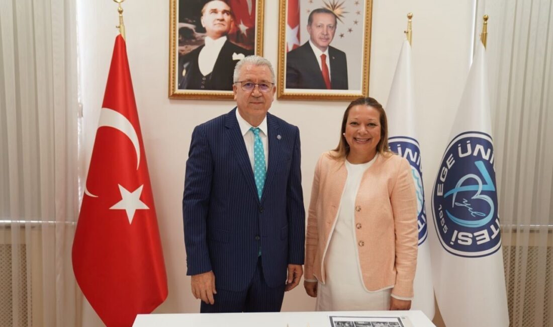 Ege Üniversitesi'ndeki bilim ekibinin geliştirdiği "Termal Anne Sütü Transfer Çantası"