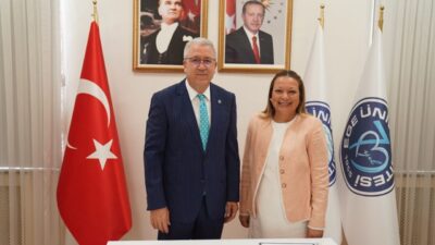Ege Üniversitesi'ndeki bilim ekibinin geliştirdiği "Termal Anne Sütü Transfer Çantası"