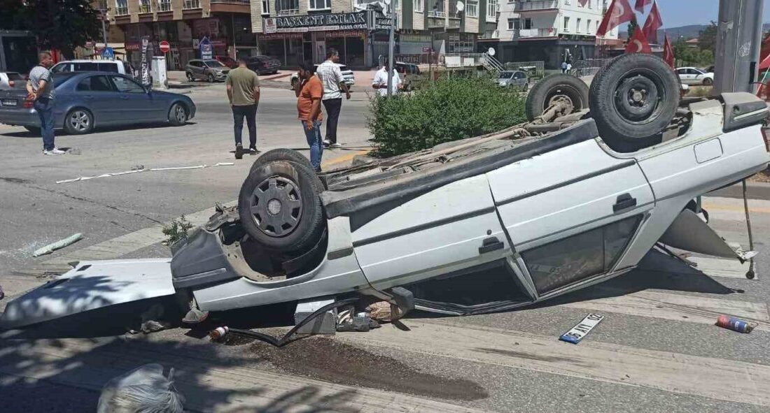Ankara'nın Kahramankazan ilçesinde, direksiyon hakimiyetini kaybeden Ramazan Kaya, kavşaktan çıkan