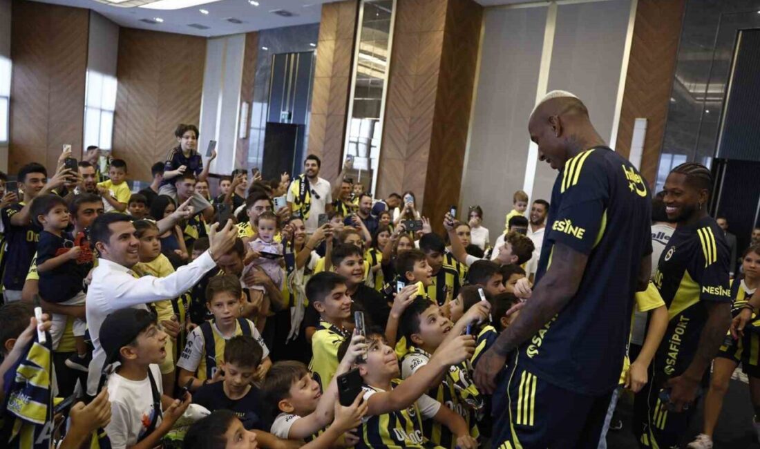 Fenerbahçe futbolcuları, Ankara'da Gençlerbirliği maçı öncesi otelde çocuklarla buluştu. Çocuk