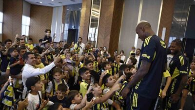 Fenerbahçe futbolcuları, Ankara'da Gençlerbirliği maçı öncesi otelde çocuklarla buluştu. Çocuk