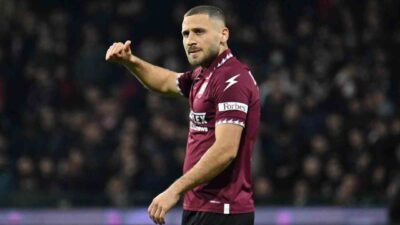 Fortuna Düsseldorf, Shon Weissman'ın transferinden vazgeçti. Taraftarların tepkisi üzerine İsrailli