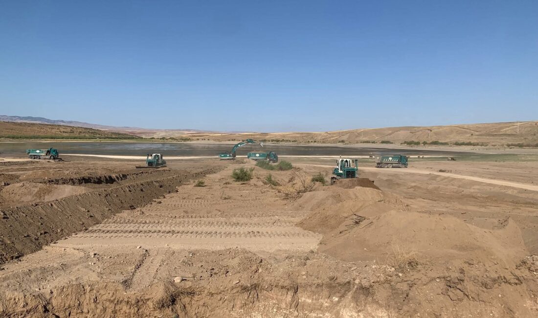 Kırşehir’in Çiçekdağı ilçesine bağlı Gölcük Köyü’nde gölet temizleme çalışmaları tüm