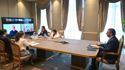 Gönüllüler Koalisyonu üyeleri, Ukrayna barış anlaşması için video konferansta bir