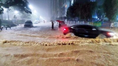 Güney Kore'de şiddetli yağışlardan kaynaklı sel ve toprak kaymaları yaşandı.