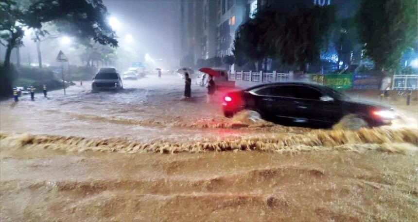 Güney Kore'de şiddetli yağışlardan kaynaklı sel ve toprak kaymaları yaşandı.