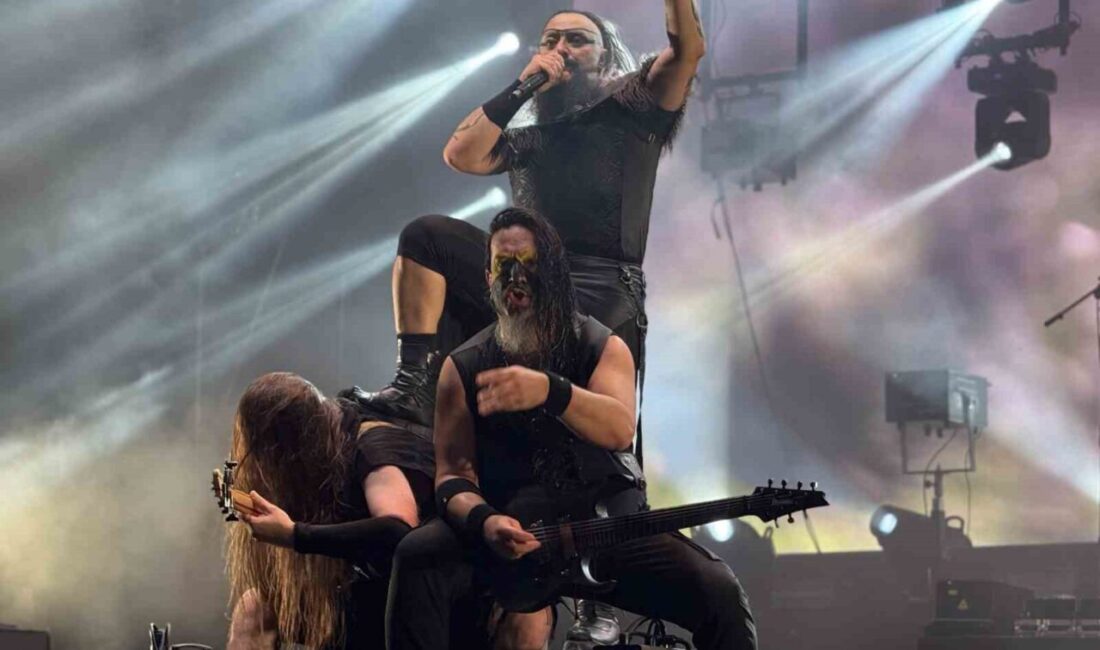 Sorgun Belediyesi'nin düzenlediği SORFEST yaz festivalinde Hayko Cepkin Yozgatlı hayranlarıyla