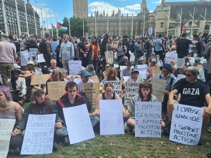 Londra'da İsrail'e karşı Filistin'e destek gösterileri düzenlendi. Yasaklı "Palestine Action"