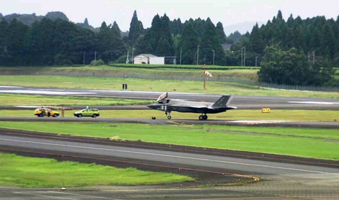 İngiltere'nin F-35B tipi savaş uçağı, Japonya'nın Kagoshima Havaalanı'na acil iniş