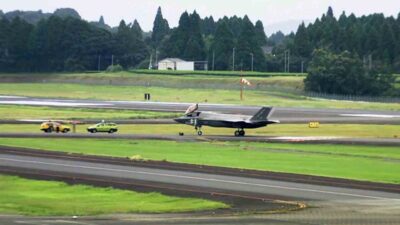 İngiltere'nin F-35B tipi savaş uçağı, Japonya'nın Kagoshima Havaalanı'na acil iniş