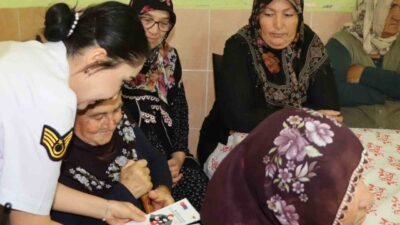 Yozgat'ta jandarma ekipleri, Erkekli Köyü'nde kadınlara KADES uygulamasını tanıtarak şiddetle