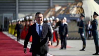 Kazakistan Cumhurbaşkanı Kasım Cömert Tokayev, resmi ziyaret için Kırgızistan'a gitti.