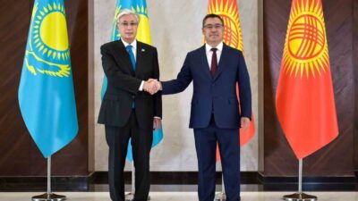 Kazakistan Cumhurbaşkanı Kasım Cömert Tokayev, Kırgızistan Cumhurbaşkanı Sadr Caparov'a "Altın