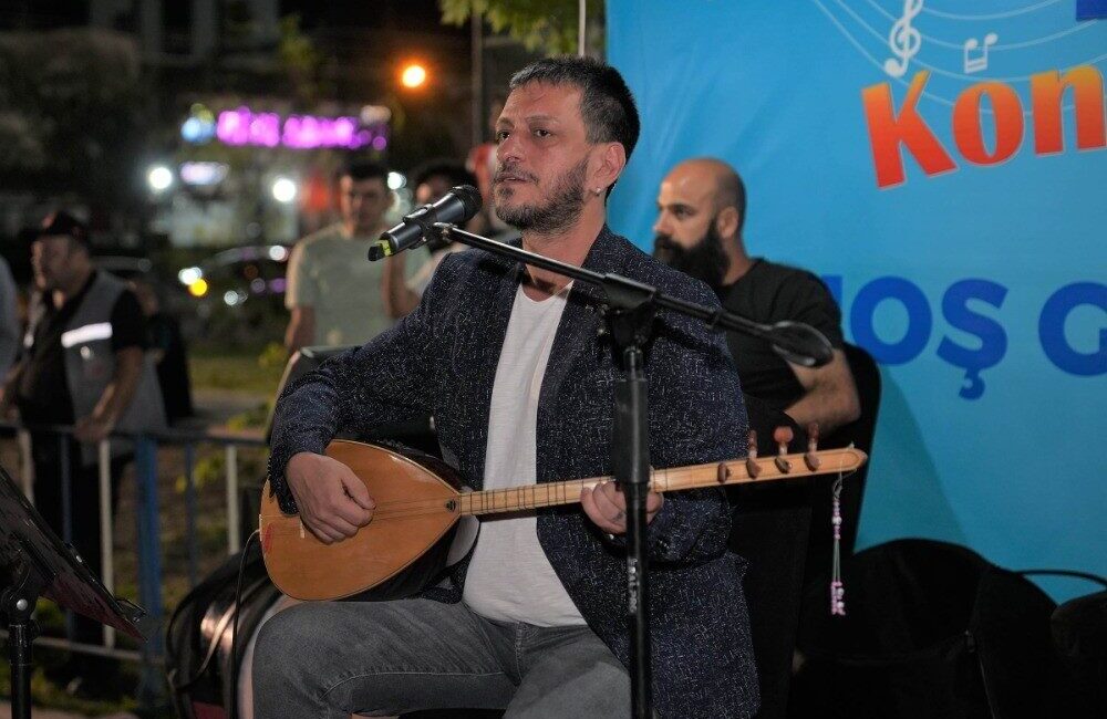 Keçiören Belediyesi'nin Ahmet Mergen Parkı'nda düzenlediği yaz konserine Cankat Erdoğan,