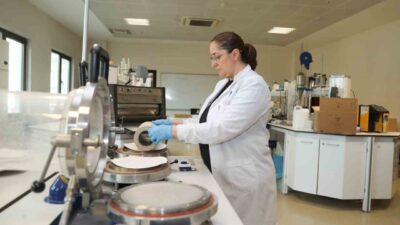 BTÜ'lü akademisyenler, atık kâğıtlardan çözünebilen saksılar üretecek. Plastik siyah poşetlerin
