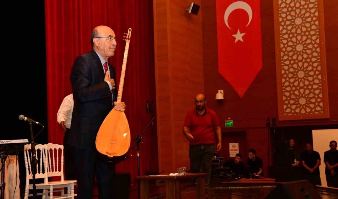 Yazar Bayram Bilge Tokel, Kırşehir'de Neşet Ertaş heykelinin yeri değiştirilmeli