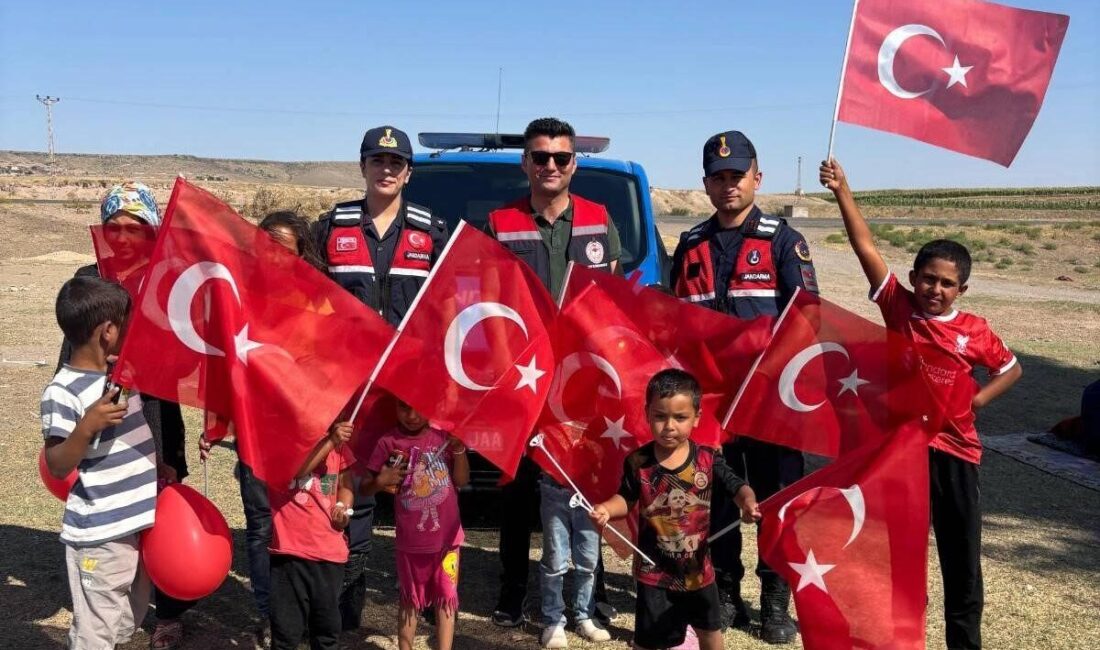 Kırşehir İl Jandarma ekipleri, geçici tarım işçilerinin çocuklarına yönelik sosyal