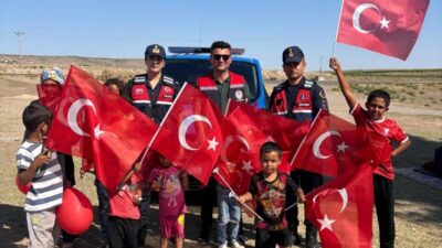 Kırşehir İl Jandarma ekipleri, geçici tarım işçilerinin çocuklarına yönelik sosyal