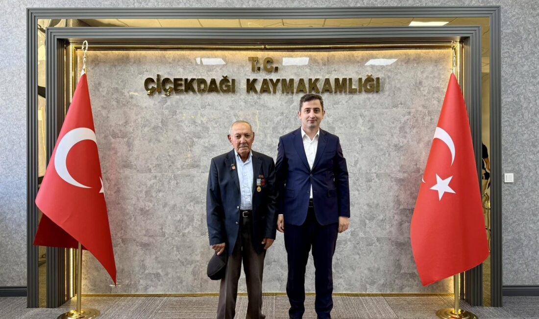 Çiçekdağı’nda yaşayan Kore Gazisi Haydar Erduran, Kaymakam Murat Görmüş’ü makamında