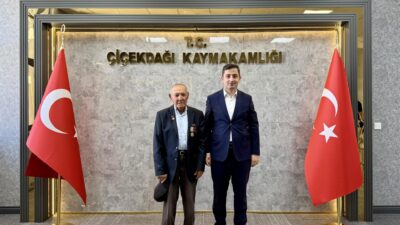 Çiçekdağı’nda yaşayan Kore Gazisi Haydar Erduran, Kaymakam Murat Görmüş’ü makamında