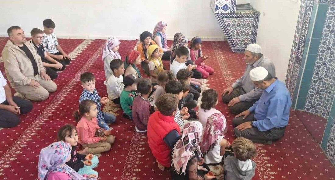 Akdağmadeni Şahnederesi Köyü'ndeki yaz Kur'an Kursu mezuniyet töreni, duygusal anlara