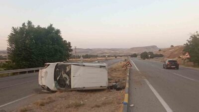 Ankara'nın Beypazarı ilçesinde otomobilin lastiği patlayarak takla attı. Kazada 2