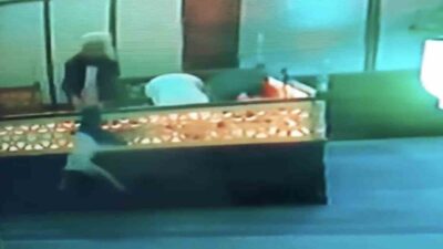 Çorum'da Kışla Camii imamı Mustafa Uysal, namaz sırasında düşen çocuğu
