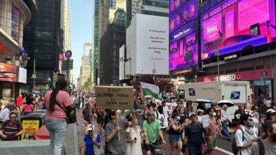 New York'ta binlerce kişi, İsrail'in Gazze'ye saldırılarını protesto etmek için
