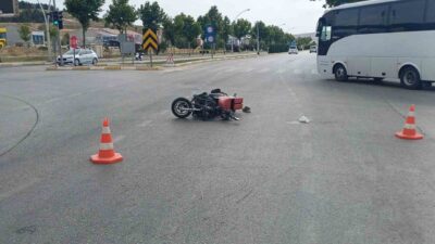 Çorum'da kırmızı ışık ihlali sonucu otomobil ile elektrikli motosiklet çarpıştı.