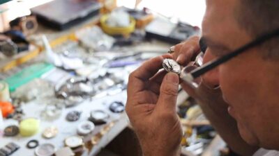 Kırşehir'deki geleneksel saat ustaları, dijital saatlerin mesleklerini tehdit etmesinden endişeli.