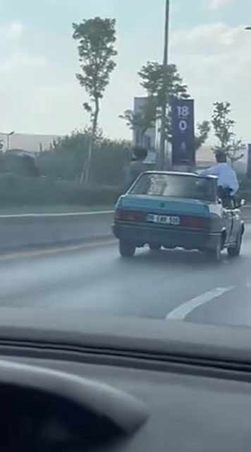 Ankara'nın Sincan ilçesinde seyir halindeki bir araçta camdan sarkan 2