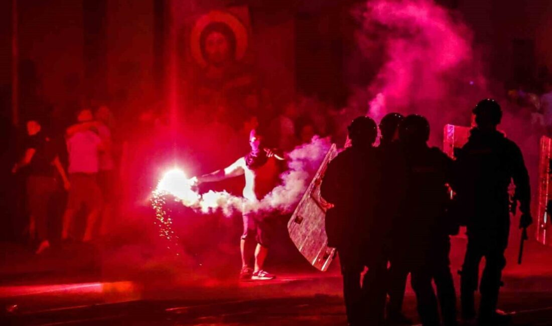 Belgrad'da hükümet karşıtı gösteriler devam ederken, Novi Sad'da protestocular Sırp