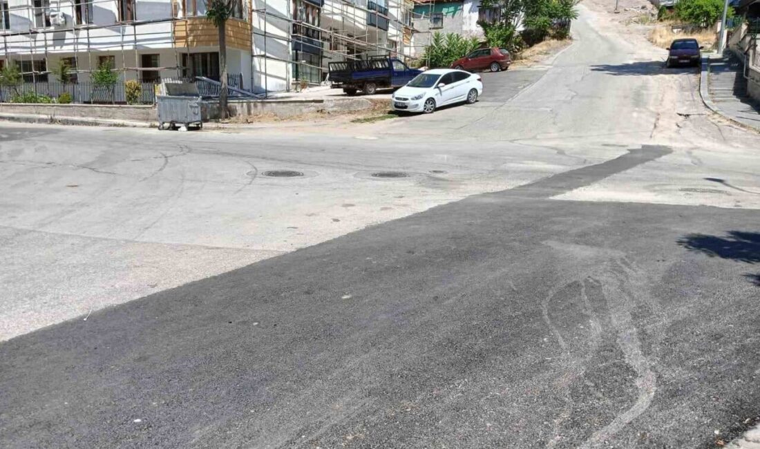 Ankara'da fren yerine gaza basan sürücü, kaldırımdaki 2 kadına çarpıp