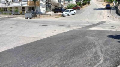 Ankara'da fren yerine gaza basan sürücü, kaldırımdaki 2 kadına çarpıp