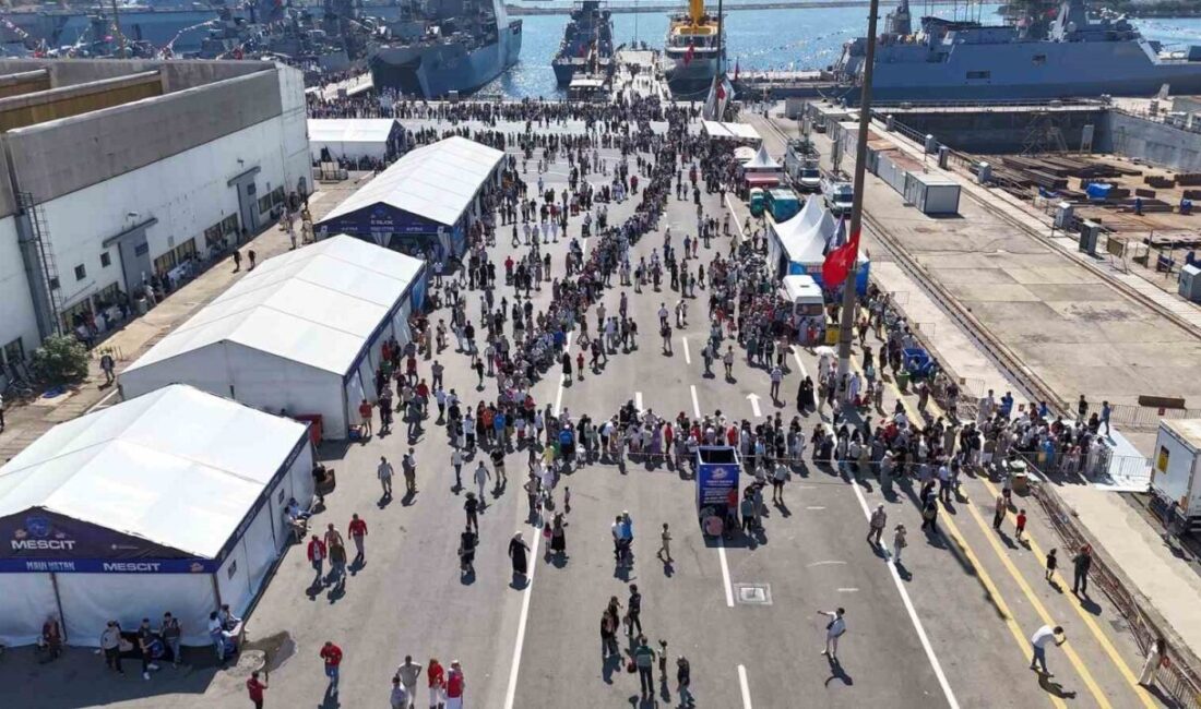 TEKNOFEST Mavi Vatan'da Türkiye'nin en büyük savaş gemisi TCG Anadolu'ya