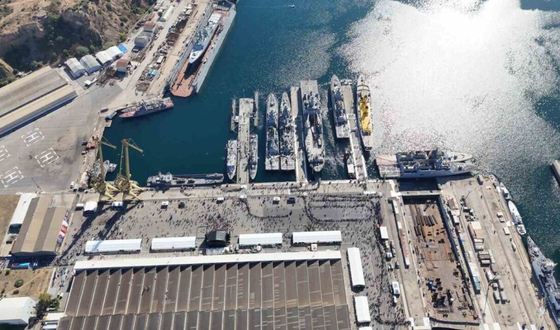 TEKNOFEST Mavi Vatan temasıyla İstanbul Tersanesi'nde devam ediyor. Sergilenen savaş