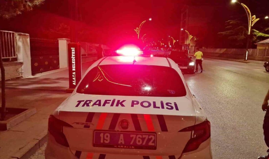 Çorum'un Alaca ilçesinde gerçekleştirilen "Huzur" uygulamasında trafik kurallarını ihlal eden