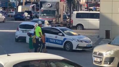 Ankara'da trafik polisi, 4 çocuğu elinden tutup güvenli bir şekilde