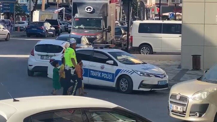 Ankara'da trafik polisi, 4 çocuğu elinden tutup güvenli bir şekilde