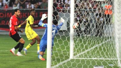 Gençlerbirliği ile Fenerbahçe arasındaki mücadelede ilk yarıda Fenerbahçe, 3-0 öne